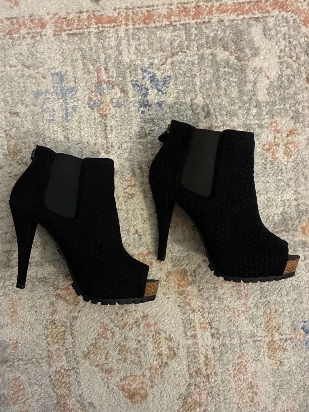 Simply Vera Vera Wang -Y2K-Black Peep-Toe Suede Ankle Booties Size 7 - Picture 10 of 10